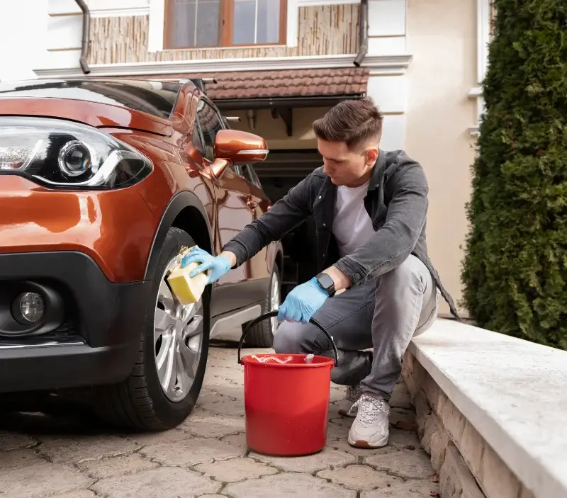 Lavage auto à domicile Santilly : professionnel intervenant sur un véhicule